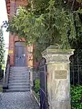 Seitlicher Haus- und Museumseingang
