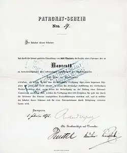 Patronat-Schein zur Finanzierung der Festspiele in Bayreuth, ausgegeben am 1. Februar 1872, von Richard Wagner im Original signiert. Durch Zahlung von 300 Thaler erwarb der Inhaber des Scheins „die Rechte eines Patrones der in Bayreuth zu bewerkstelligenden drei vollständigen Aufführungen des Bühnenspieles Der Ring des Nibelungen“. Mit Stempel über ausgehändigte Eintrittskarten.