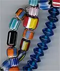 Künstliche Perlen (English: Beads)