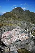 Der Bealach na Craoibhe, dahinter der Sgùrr na Càrnach