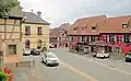 Rue de Hoen mit dem Rathaus (links) und der Gaststätte Zum weißen Lamm (rechts)