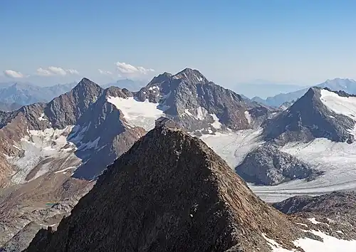 Ansicht von Norden mit Zustiegsweg über den Grat. Im Hintergrund der Botzer.