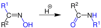 Reaktionsmechanismus der Beckmann-Umlagerung. Die blaue Markierung stellt die Umlagerung von Atomen in den Vordergrund.