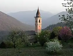 Blick vom Abhang des Bedeia auf den Kirchturm.