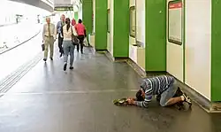 Bettler auf einem Bahnsteig in Wien