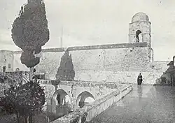 Aufnahme von Camille Enlart aus dem Jahr 1921 mit Blick auf das Kirchenschiff und den Glockenturm. Links unten im Bild ist der innengelegene Klostergarten mit einem Teil des Kreuzgangs zu sehen.