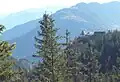 Die Plattform auf dem Burgfelsen von Norden, links sieht man den tiefer gelegenen Felsen von Hohentrins.