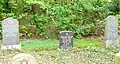 Symbolisches Einzelgrab (In der untersten Zeile steht „Sie ruht in diesem Friedhof“.)