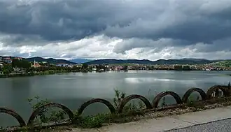 Blick über den See auf die Stadt (2014)