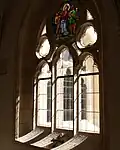 Neogotisches Maßwerk in den historischen Laibungen mit Glasfenstern im Kreuzgang