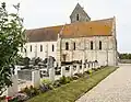 Kirche und Friedhof mit Gräbern gefallener alliierter Soldaten