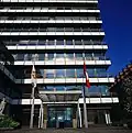 Bürogebäude der Berenberg Bank, das einzige Gebäude außerhalb der Bauflucht und ohne helle Fassade.
