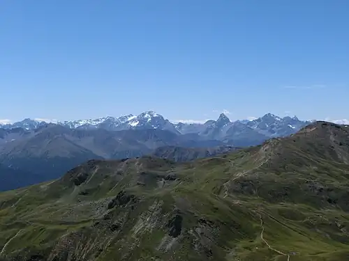 Blick nach Südwesten zu den Bergüner Stöcken (v.&nbsp;l.&nbsp;n.&nbsp;r. Piz Ela, Tinzenhorn und Piz Mitgel).