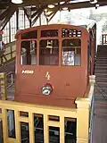 Renovierter Wagen der oberen Bergbahn an der Station Molkenkur (2007)