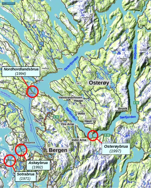 Karte von Bergen und Umgebung von 2025 (OpenTopoMap) mit den Standorten der großen Brücken (1971–1997) und Verlauf des Fylkesvei 566 auf Osterøy