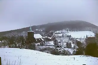 Blick vom Osthang des Bergkirchener Kopfes auf das Dorf Bergkirchen