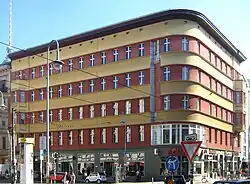 Wohn- und Geschäftshaus mit der historischen Apotheke im Erdgeschoss