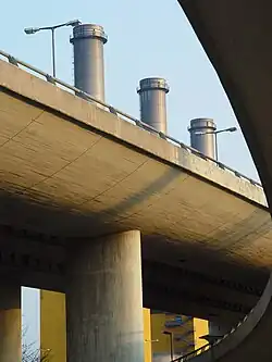 Das ehemalige Autobahnkreuz Wilmersdorf von unten (im Hintergrund das ehemalige Heizkraftwerk Wilmersdorf)
