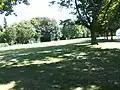 Grasfläche West-Ost hinter dem Ehrenmal, ohne Grabsteine