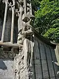 Detail seines Grabmals: Engel mit Kirche