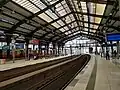 Regionalbahnsteige (rechts und Mitte), S-Bahn­steig (links), 2022
