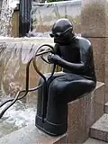 Weltkugelbrunnen, Bronzefigur Harry, der Dreher (volkstümlich: Harry, der Schweißer)[11]
