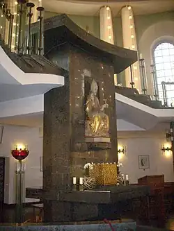 Von der Unterkirche in die Oberkirche reichende Altarsäule der St.-Hedwigs-Kathedrale mit Tabernakel (vor dem Umbau ab 2018)