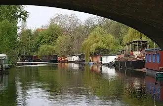 Berlin-Tiergarten: Wohnboote auf dem Flutgraben des Landwehrkanals an der Kanal-Unterschleuse