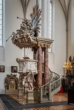 Alabasterkanzel, Inschrift: „Das Gesetz ist durch Mose gegeben. Die Gnade und Warheit ist durch Jesus Christus geworden.“ (Johannes 1,17&nbsp;EU)