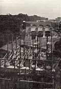 Blick auf den Landpfeiler während des Baus 1908/1909 (im Vordergrund die vier runden Auflagersteine des Mittelträgers)