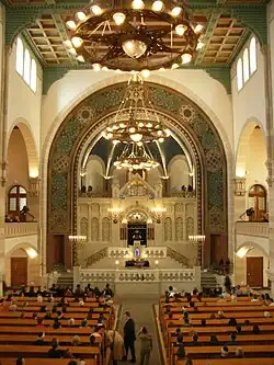 Synagoge Rykestraße in Berlin mit einer Estrade aus Toraschrein, Kanzel und Lesepult
