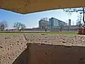 Blick aus einer stilisierten Gefängniszelle über den Park