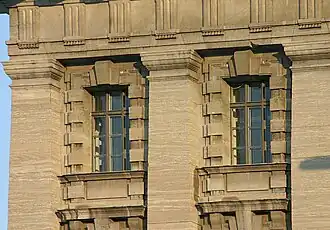 Fassadendetail mit Obergeschossfenstern