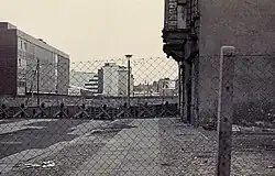 Panzerabwehrsperren im Todesstreifen auf der Markgrafenstraße