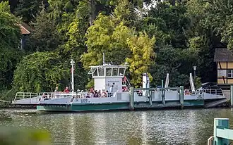 Fährfahrzeug Luise am Anleger Pfaueninsel