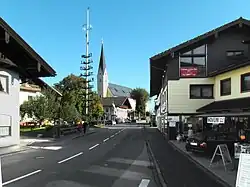Schädigung eines Ortsbildes durch Asbestzementplatten. Bernau am Chiemsee