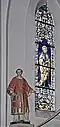 Links die Konsolstatue des hl. Laurentius, dahinter Chorfenster mit Darstellung des Apostels Petrus