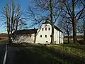 Wohnmühlenhaus in der Aue des Schwosdorfer Wassers hinter Liebenau