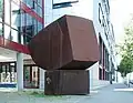 Ausgewogener Kopf (1993) von Franz Bernhard. Standort: Agentur für Arbeit