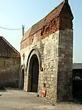 Tor zum früheren mittelalterlichen Schloss, heute zum Gutshof des Schlosses