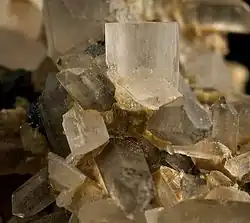 Farblose, tafelige Bertranditkristalle aus der Lagerstätte Kara-Oba, Betpakdala-Wüste, Qaraghandy, Kasachstan