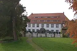 Das Herrenhaus auf der Innenhof-Seite, Blick vom oberen Park