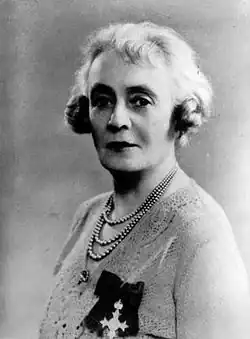 Bessie Rischbieth mit dem OBE, 1930er Jahre