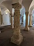 Die Bestiensäule in der Krypta des Freisinger Doms