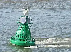 Steuerbordtonne namens „VS 5“ bei Vlieland (System A): grün, nach oben (relativ) spitz zulaufend, ungerade beziffert