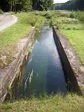 Teil der Betonrinnenanlage am Teich