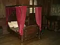 Bett in der Marksburg mit Baldachin.
