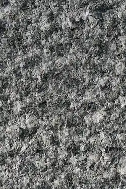 Punktgespitzte Steinoberfläche (Beuchaer Granitporphyr),(Muster ca. 25 × 15&nbsp;cm)