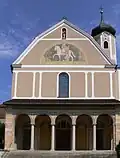 Kirchenfassade mit Vorhalle