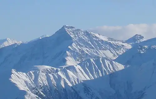 Beverin aus Nord-Nordwesten, von Cassons über das Vorderrhein- und das Safiental hinweg gesehen aus 25&nbsp;km Entfernung.